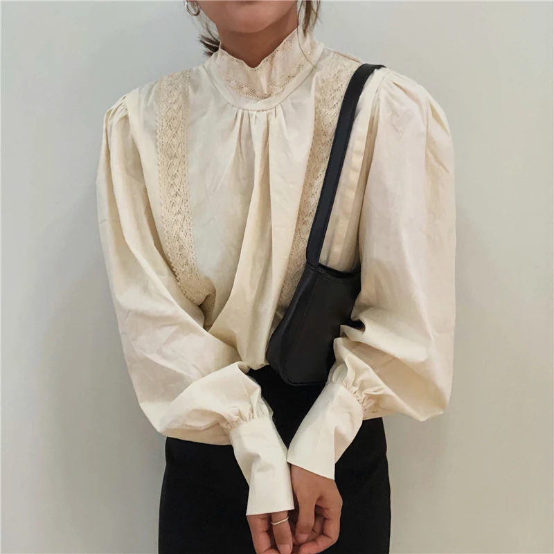 Осенняя шикарная блузка в стиле ретро с кружевами и нашивками на крючках