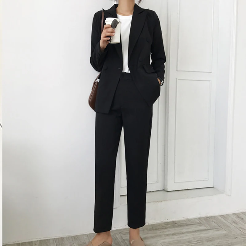 Женский брючный костюм с двубортным пиджаком и брюками высокой талией | Женская