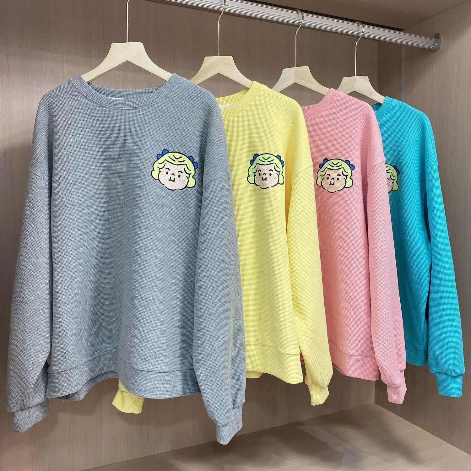 Женский свитер с круглым вырезом и принтом свободный розовый спереди сзади худи