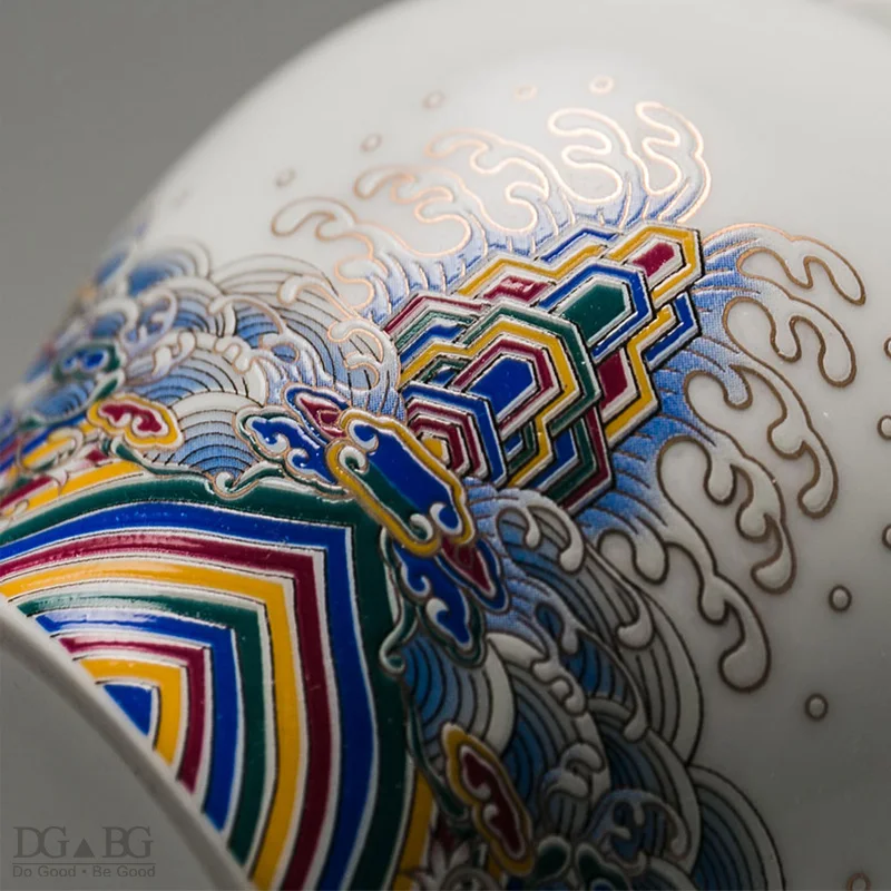 Белая фарфоровая эмалированная окрашенная урна из золотистой проволоки крупные