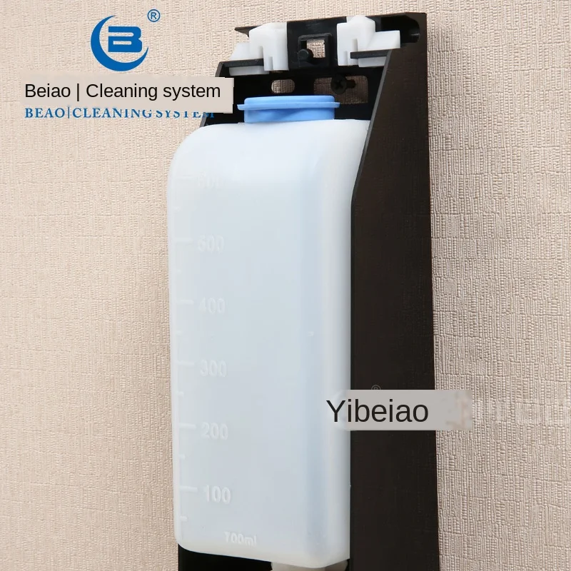 Распределитель жидкого мыла отельный одноголовый 700 мл расположенный на стене коробки для геля для душа.