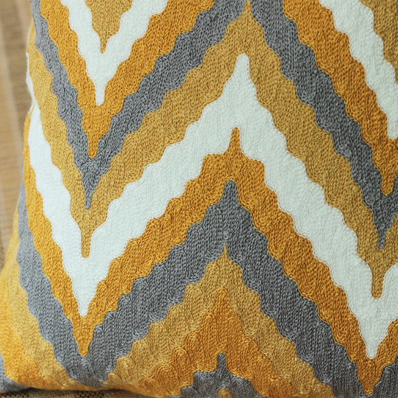 Вышитая наволочка с геометрическим орнаментом для автомобильного дивана