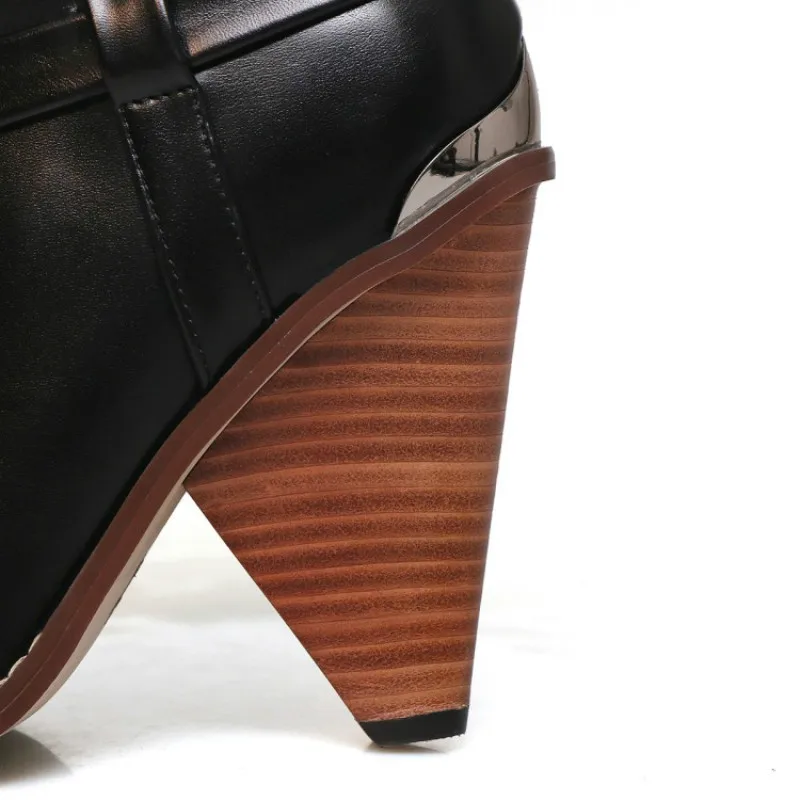 Новинка Осень/Зима Ботинки на каблуке особой формы модные ботинки черные белые