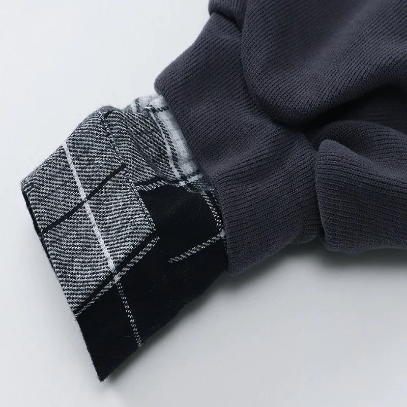 

Loose, thin, round-necked pullover with plaid and flannelette stitching