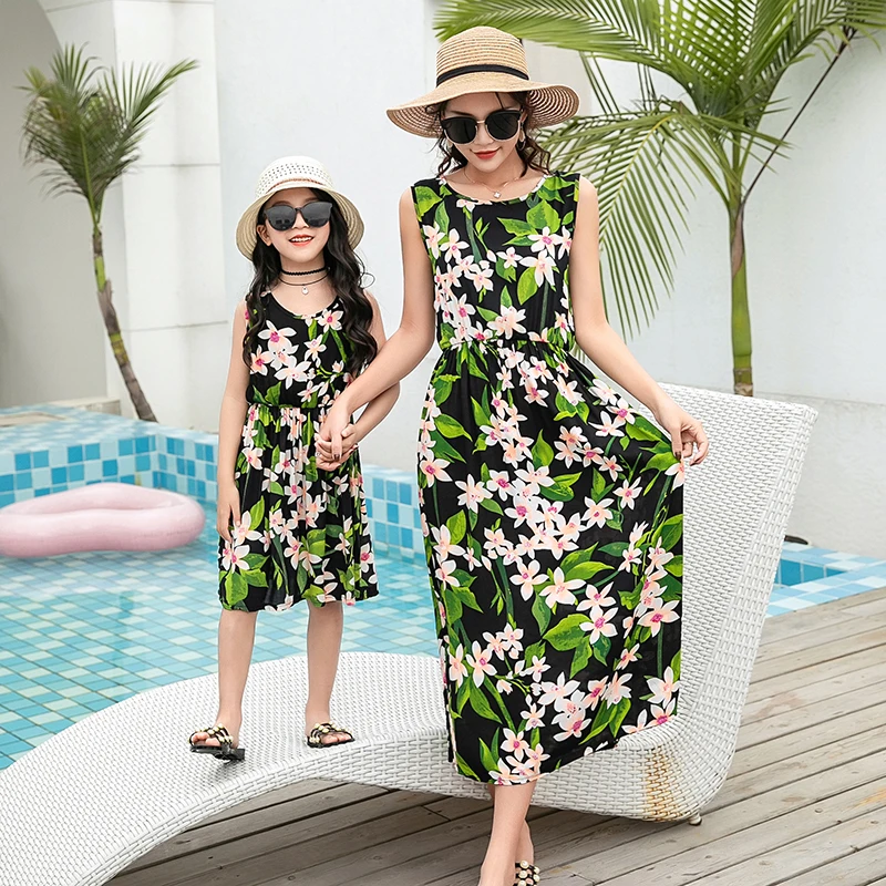 

Летняя Одинаковая одежда для мамы и дочки; Классическая одежда в цветочек для мамы и дочки; Семейная одежда; Платья; Женские длинные платья
