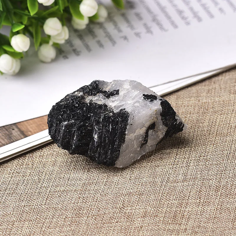 Натуральный черный турмалиновый кристалл грубый оригинальный минеральный