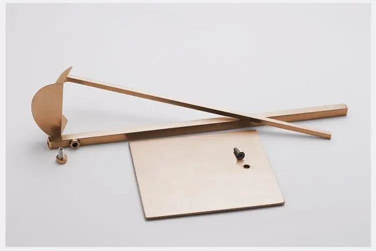 Многофункциональная витрина из нержавеющей стали для демонстрации сумок мужчин