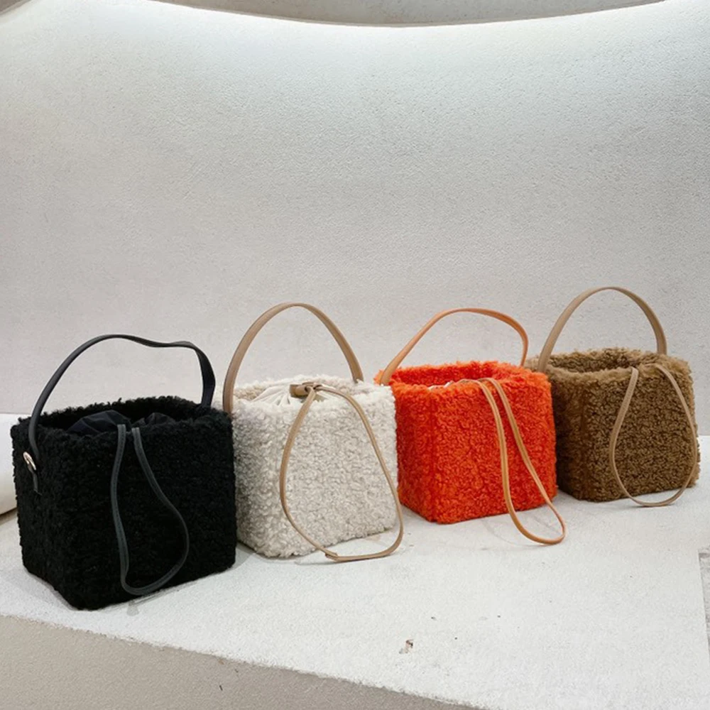 

Женская сумка-футляр из овечьей шерсти, брендовая плюшевая сумка на плечо для женщин, дизайнерская пушистая сумка через плечо из искусствен...