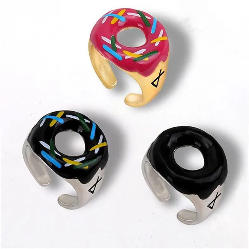 Женское кольцо в виде пончика разноцветное из смолы с интересным моделированием