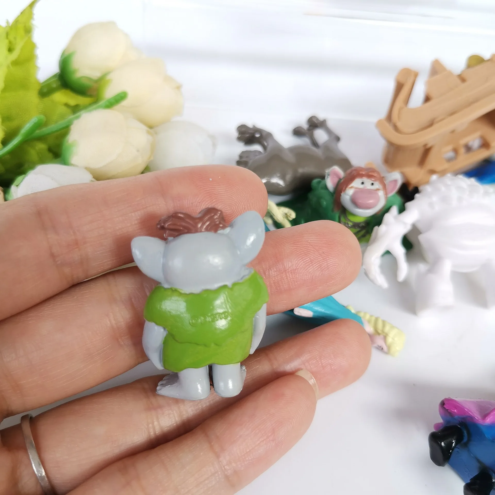 

50pcs/lot Cartoon Action Figures US Anime Princess Prince Snowman 3-5cm Kids Toys Home Decoration Ornaments Birthday Gift