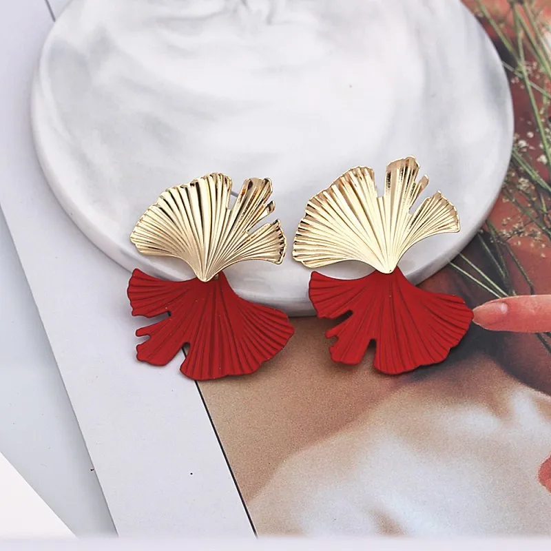 

Asymmetric Leaf Stud Earrings Female Personality Alloy Ginkgo Leaf Earrings Advanced Versatile Temperament Earrings Fashion 2020