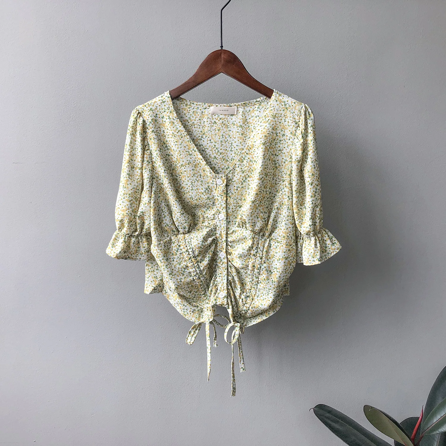 

COZOK V-neck Floral Shirt Female 2021 Summer New Korean Loose Short Sleeve Design Shirt Top 3098