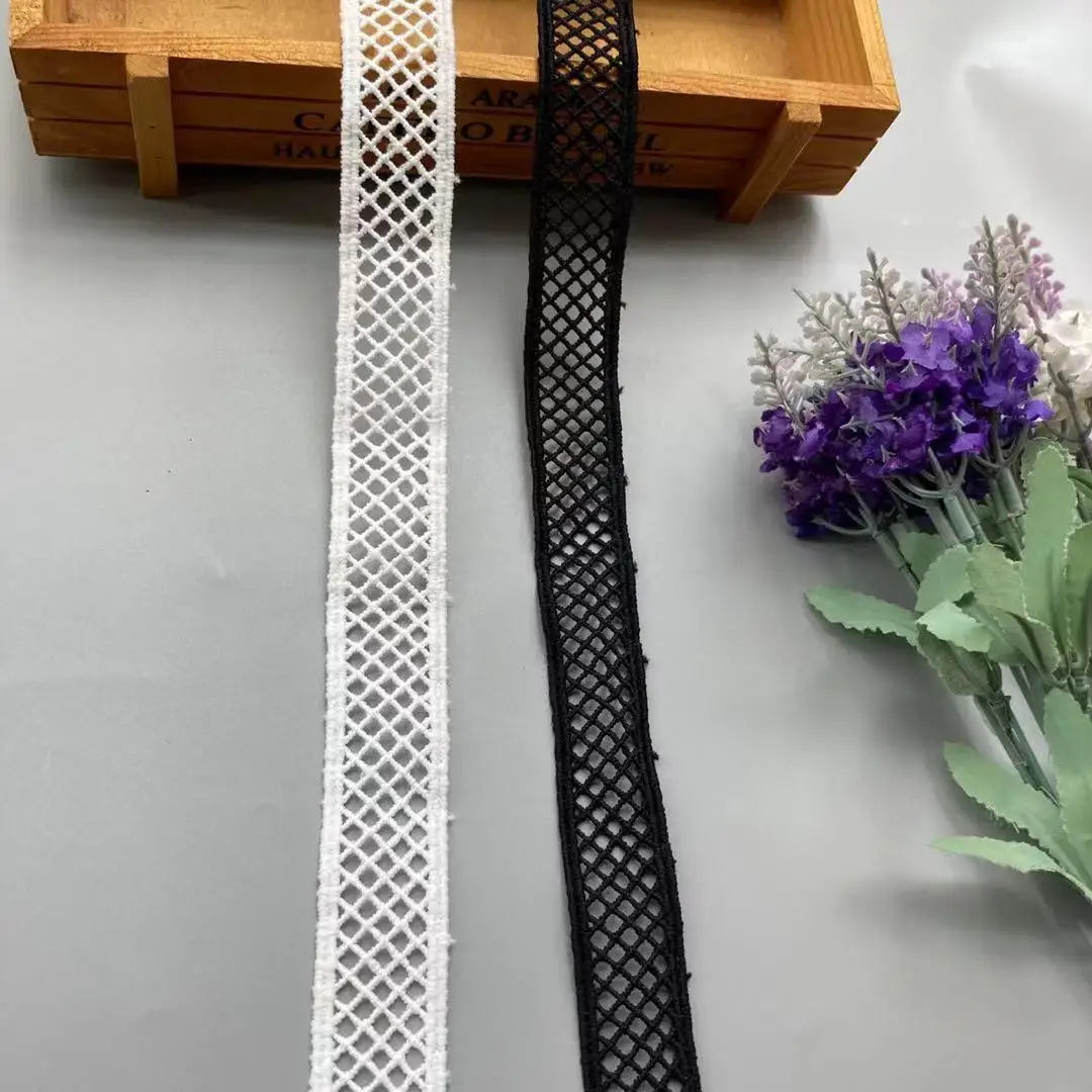 Кружевная аппликация для костюмов белая черная 3 ярда