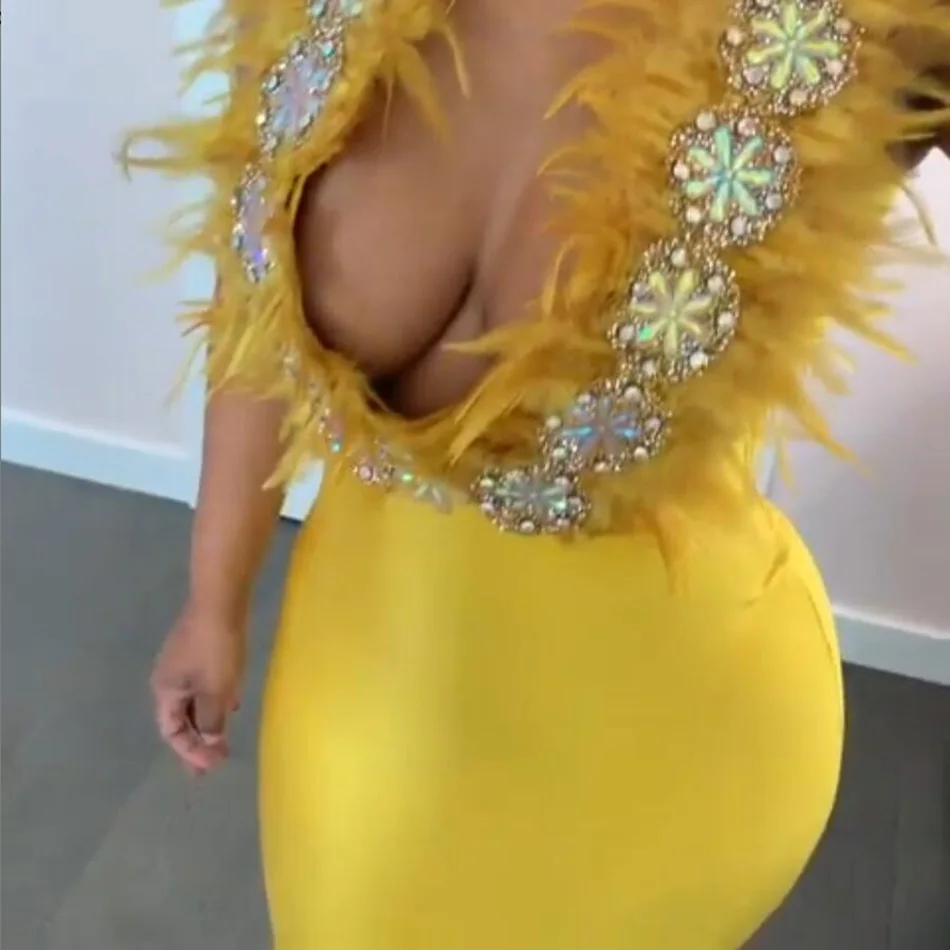 Женское Бандажное платье желтое облегающее с глубоким V-образным вырезом