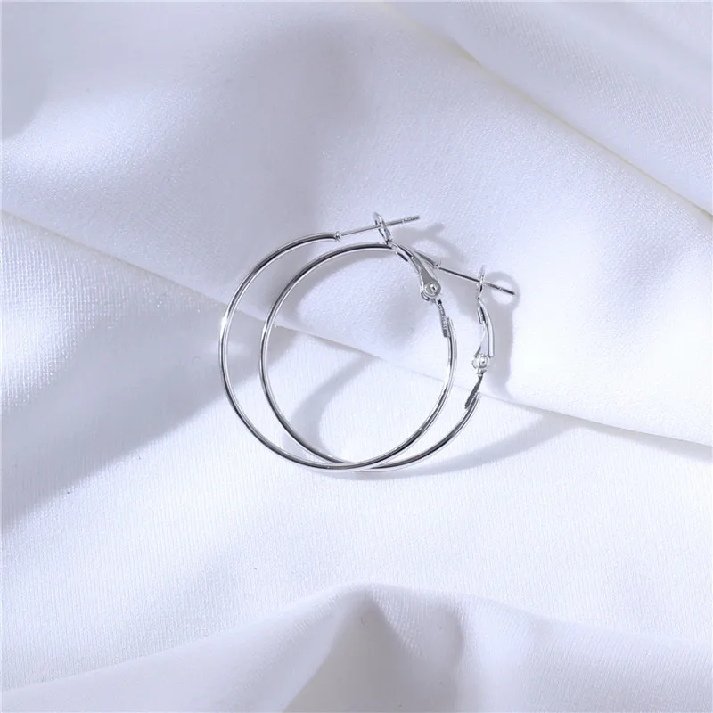 Женские гладкие серьги кольца оверсайз золотого и серебряного цвета вечерние