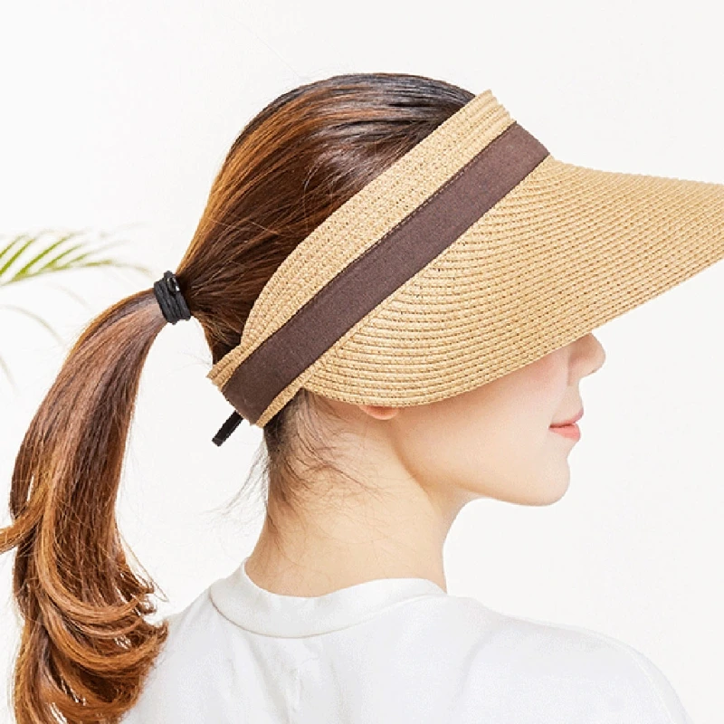 

Женская соломенная шляпа с широкими полями и большим бантом