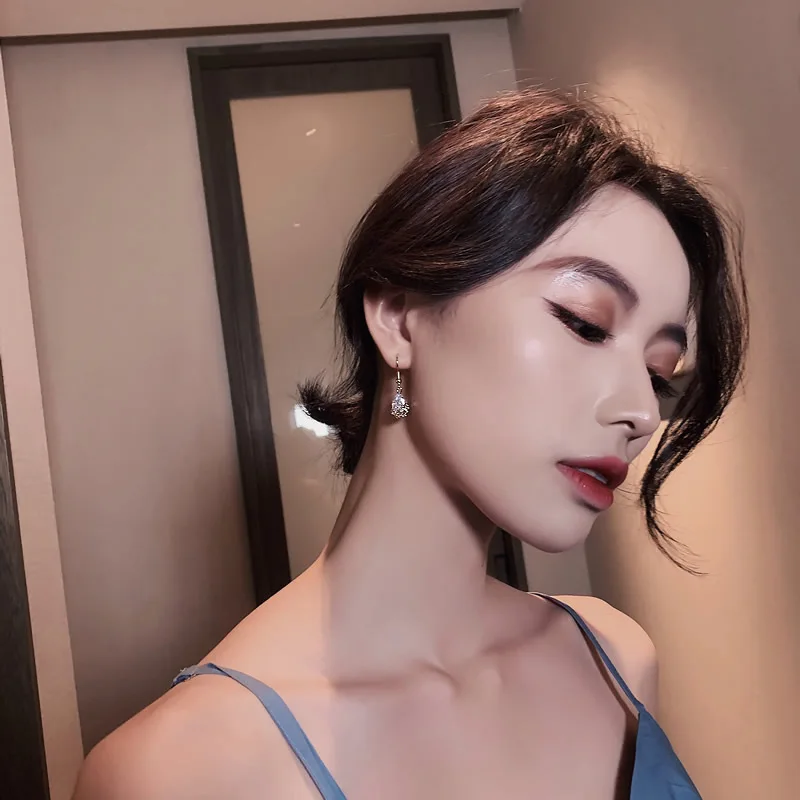 2019 Новое поступление классические белые висячие серьги с кристаллами в виде