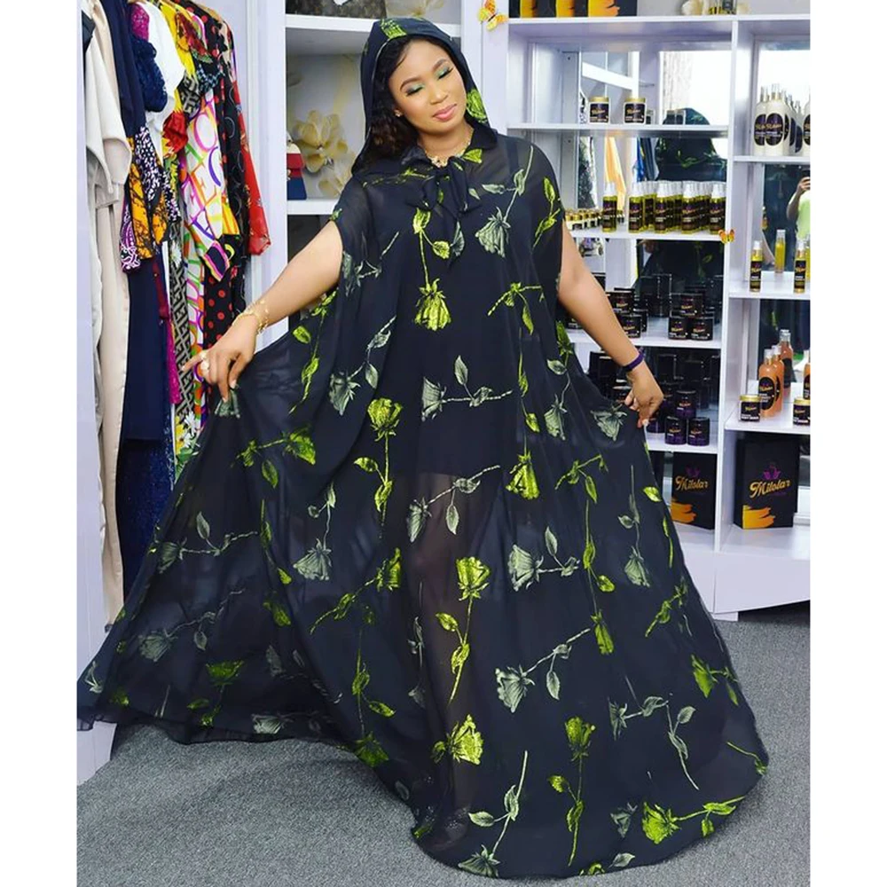 Длинное платье с капюшоном в африканском стиле зеленым принтом свободного