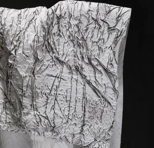 Белая Лаковая черная полоса треснувшая трехмерная плиссированная ткань