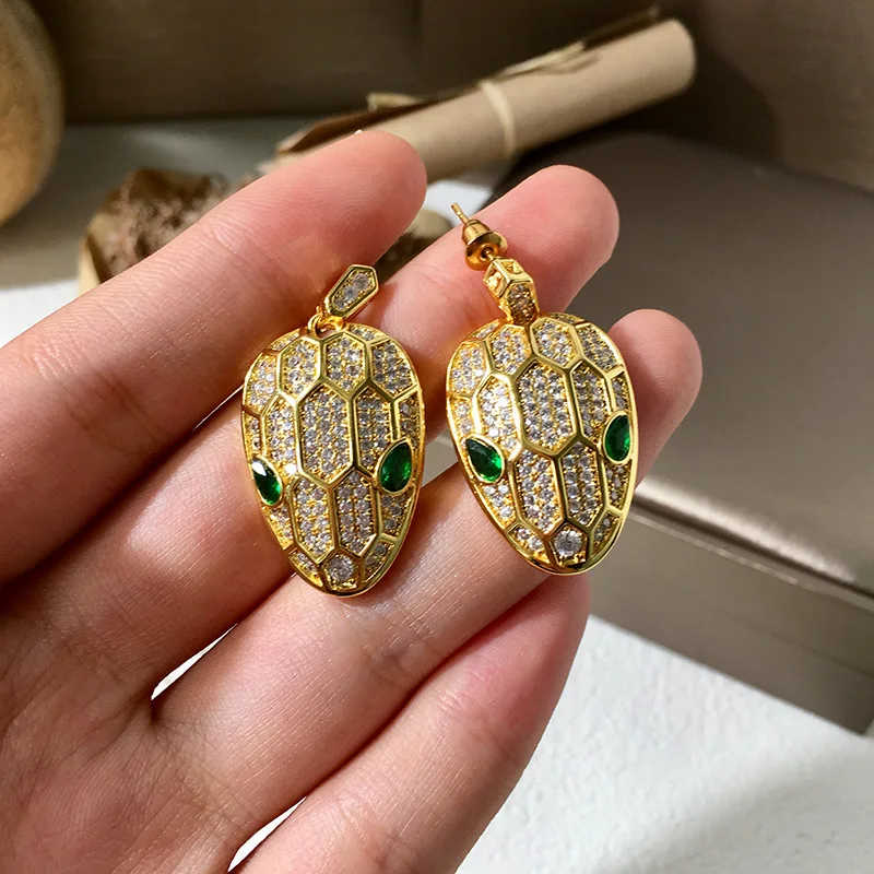 

Европейские и американские серьги-гвоздики из сверкающей меди с микроинкрустированными изумрудами