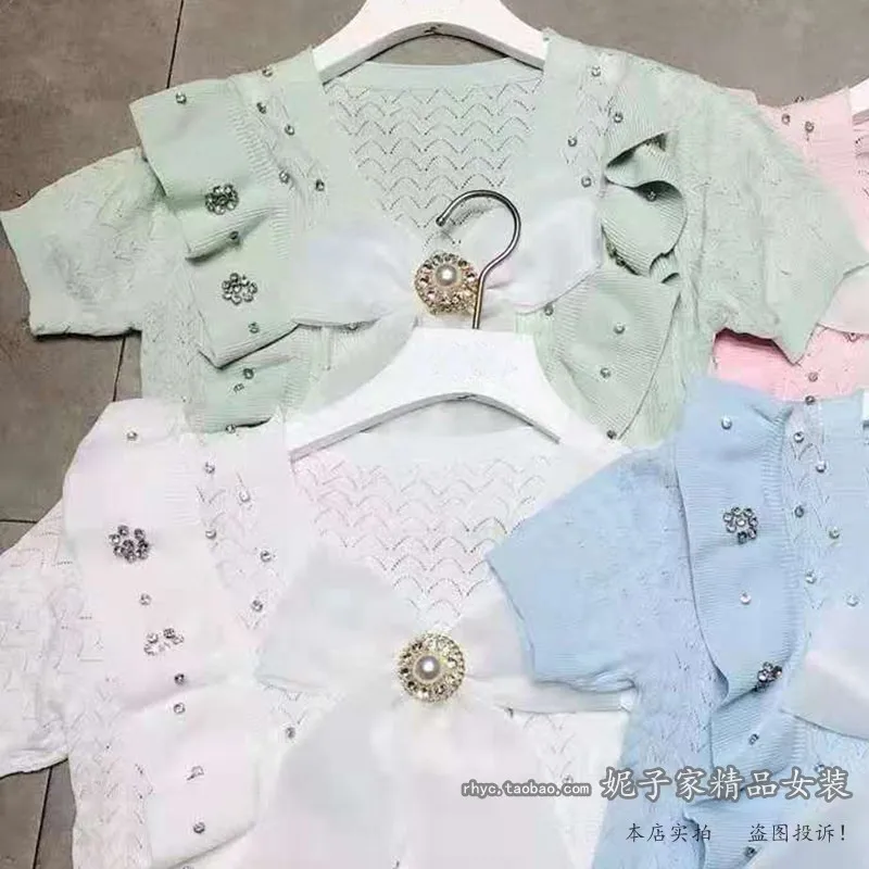 

2021 Summer Ladies New V-neck Ruffled Rhinestone Short Sleeve Knitted T-shirt Women Fashion Ice Silk Bow Top Sweet Buttoned Tee