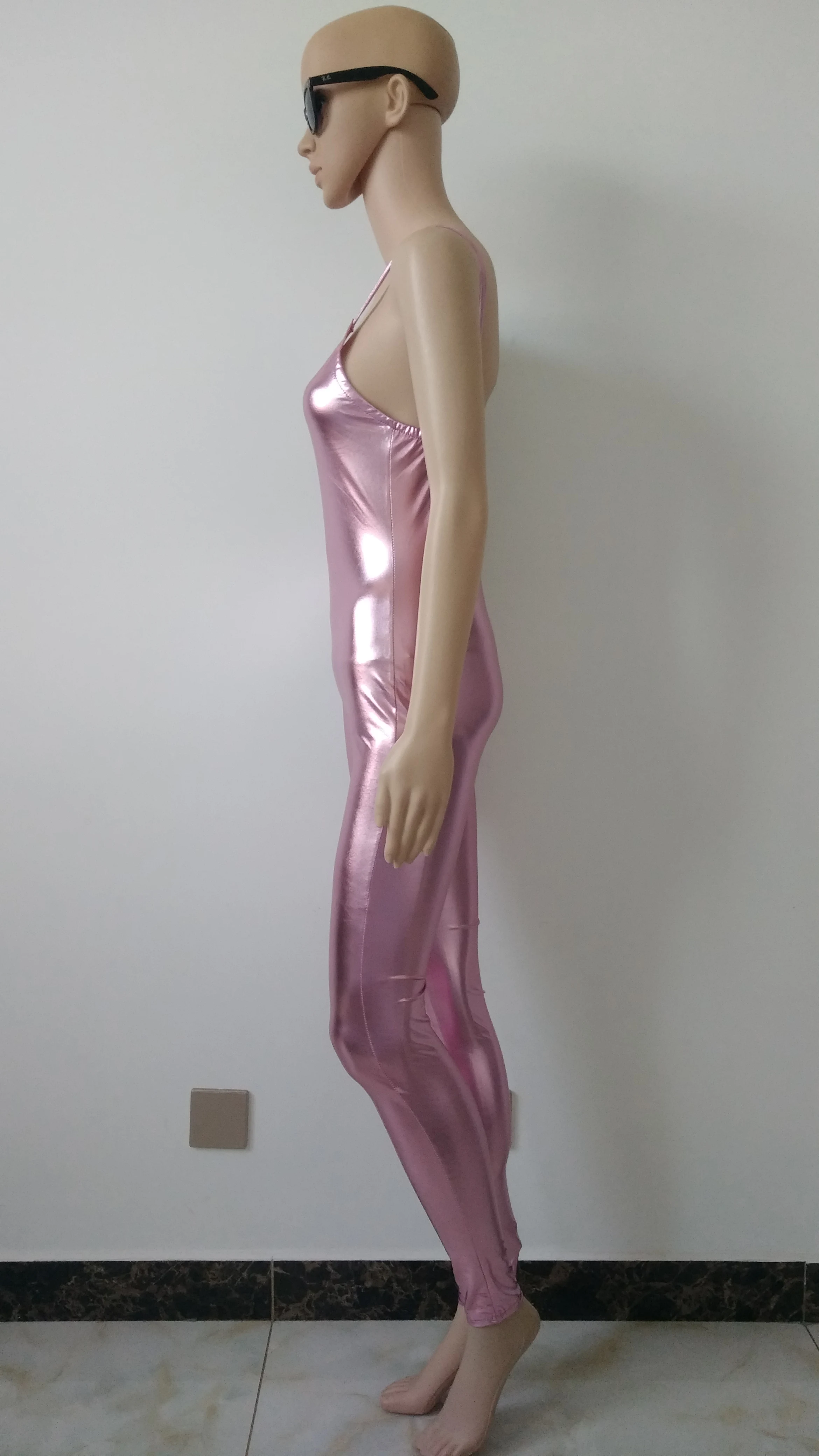 Женский сексуальный комбинезон на бретельках розового цвета Блестящий