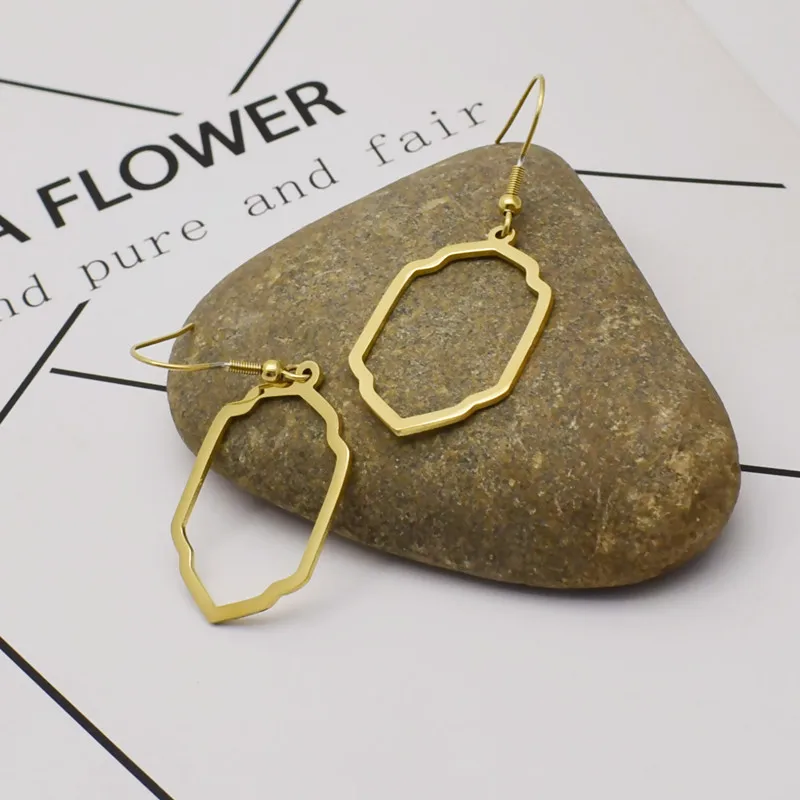 

Новый европейский и американский titanium стали Творческий виниловые фоны серьги в европейском и американском стиле; Простые серьги с джокером