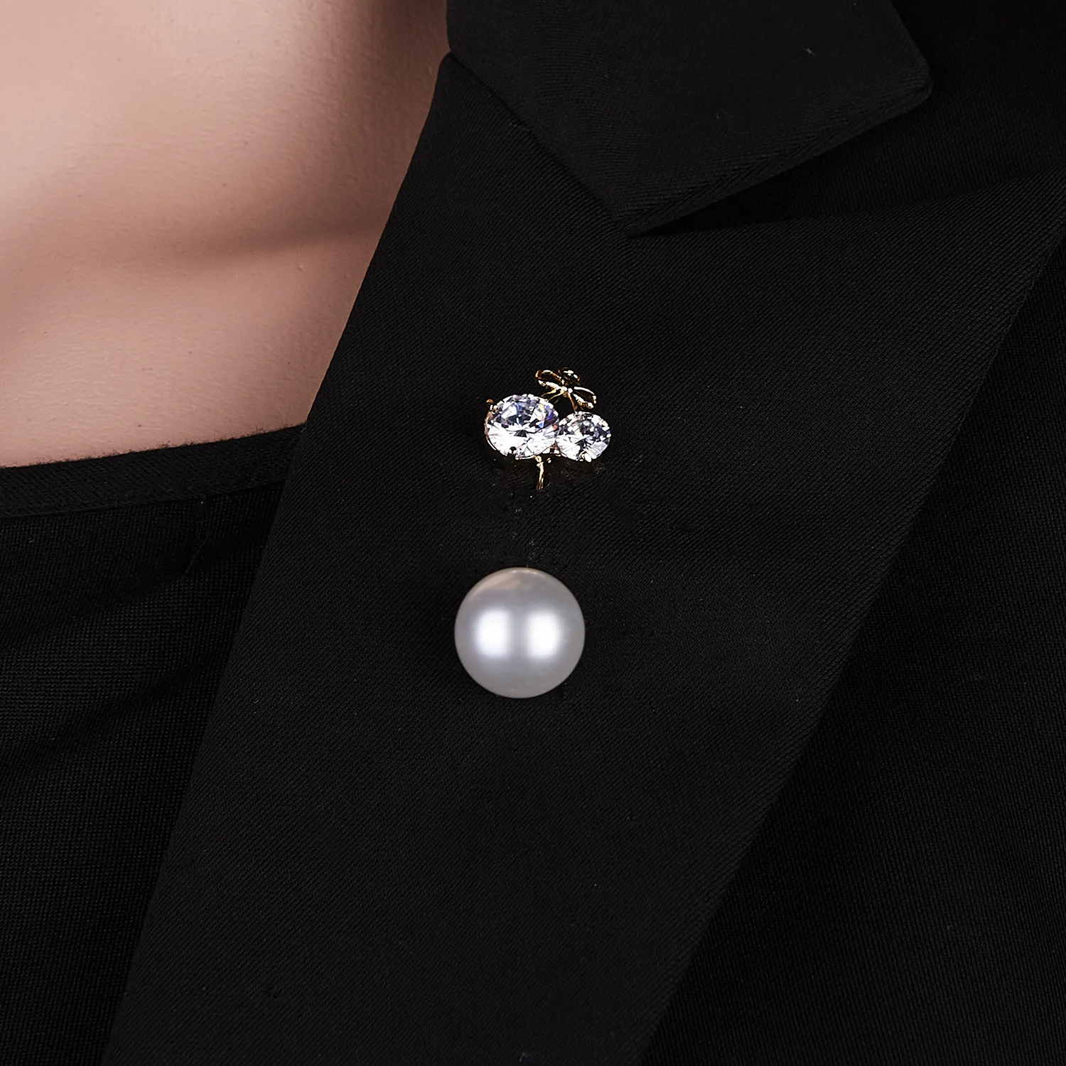 Женская Брошь с жемчугом и цирконом короткая брошь бусинами в форме