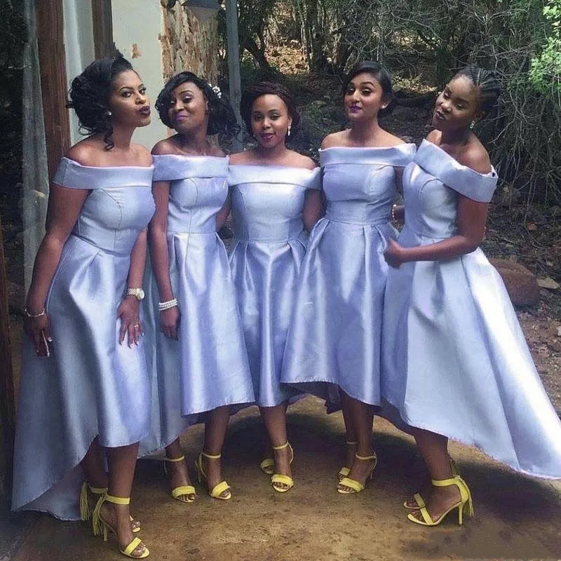 Женское платье с открытыми плечами лавандовое плиссированное официальное для