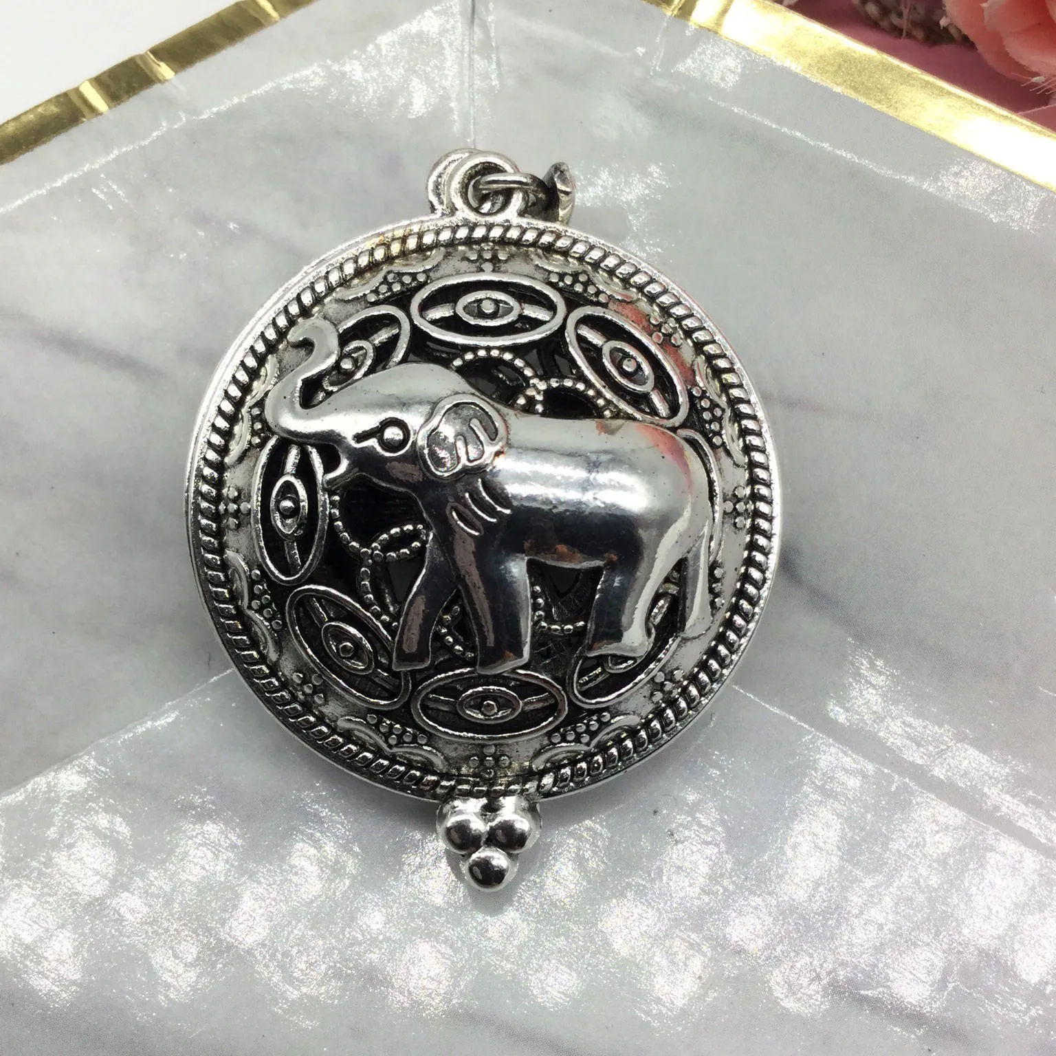 

2021 Summer Hollow Elephant Perfume Necklace Pendant for Women Aroma Diffuser Essential Oil Simple Fashion Female Clavicle Chain