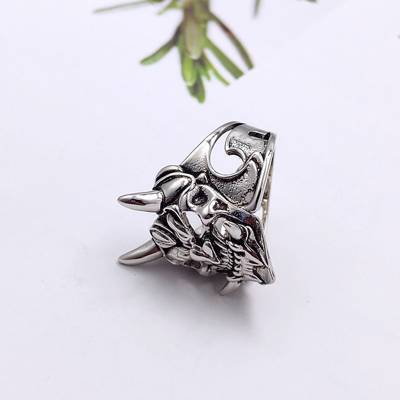 Кольцо мужское в готическом стиле Незамкнутое с демоном и Самураем серебристый