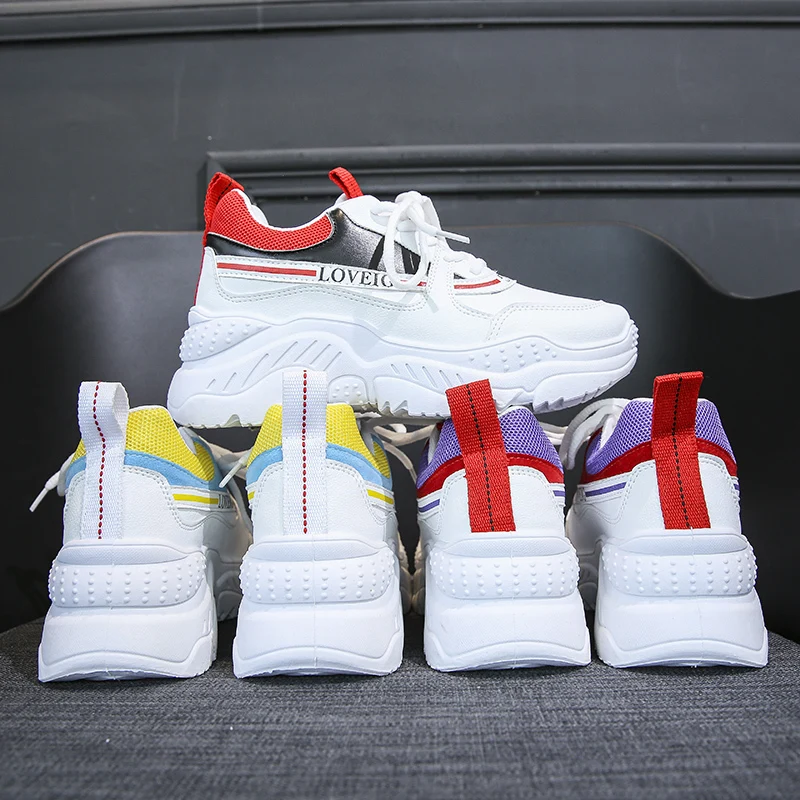 Женские кроссовки со шнуровкой серебристые на платформе и каблуке с цветочным