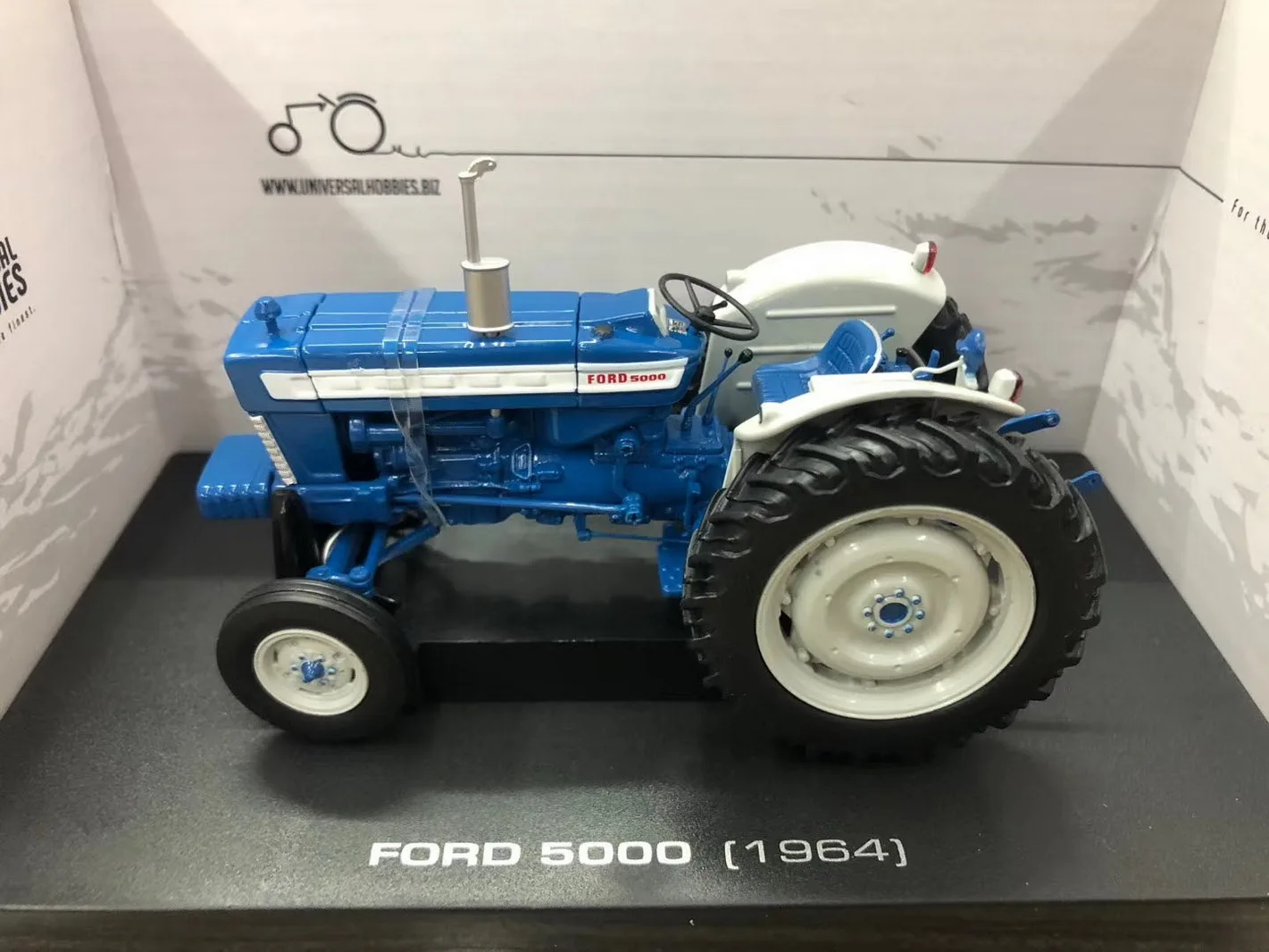 

Universal Hobbies 1/32 Ford 5000 1964 tractor Diecast Model Toy NIB UH2808