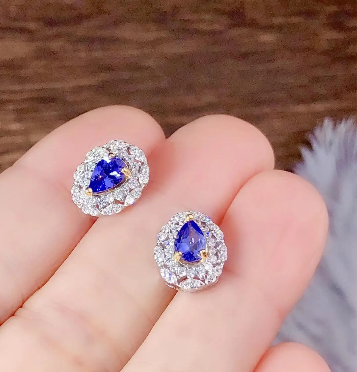 

Серьги из серебра 925 пробы с натуральным азанитом, 1 карат