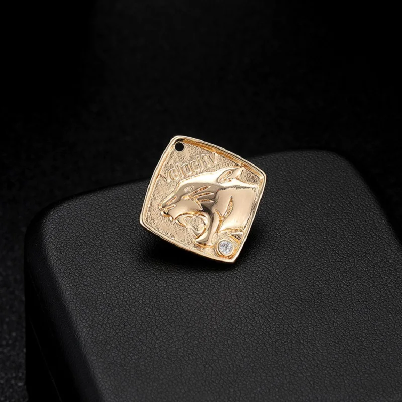 

Meibeads One Piece Gold Square Copper Pendant Fashion Wolf Head Charm for Jewelry Making Diy Necklace Bracelet Accessories 2021