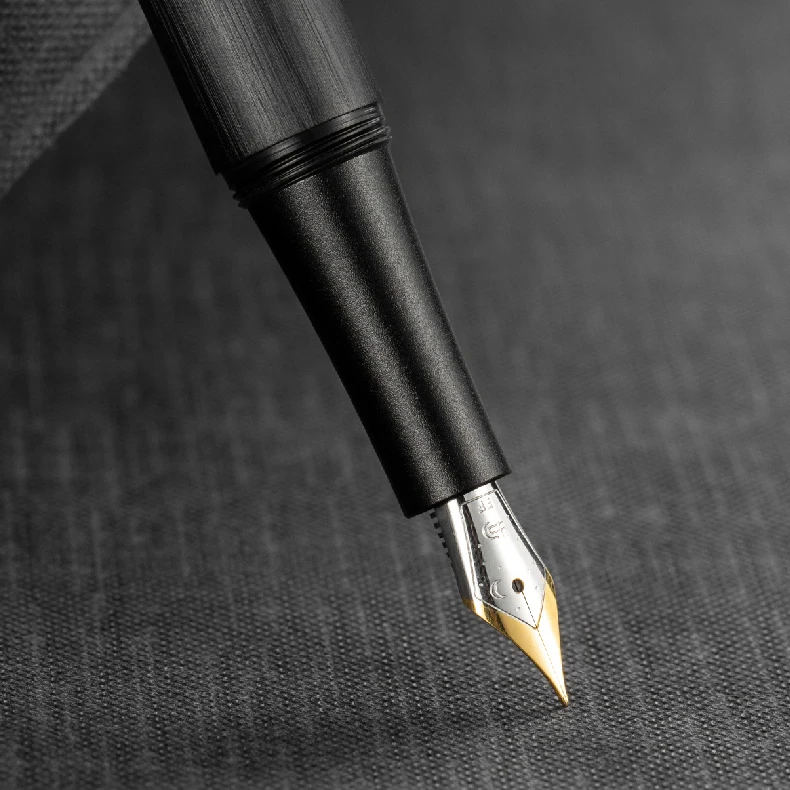 Ручка перьевая черная с гравировкой двумя перьями и чернильным картриджем