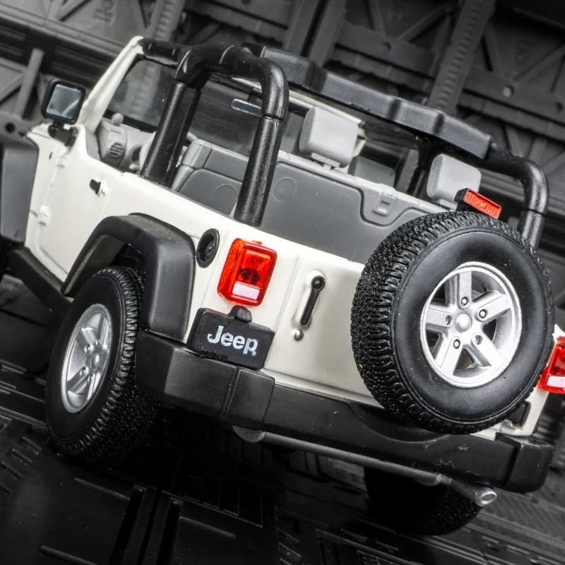 Модель джипа Wrangler 2007 в масштабе 1:24 трансформируемая из сплава для внедорожника