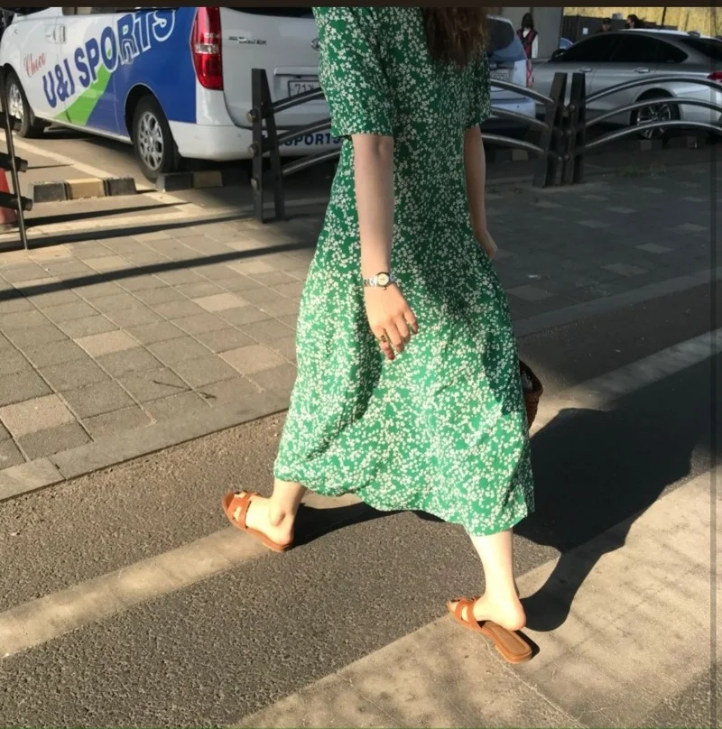 Женское платье с цветочным принтом зеленое средней длины V образным вырезом и