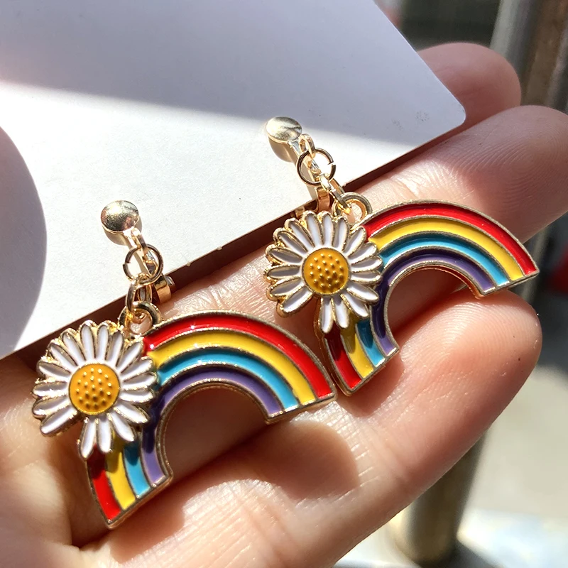 Серьги клипсы с маргариткой без пирсинга радужные отверстий минималистичные