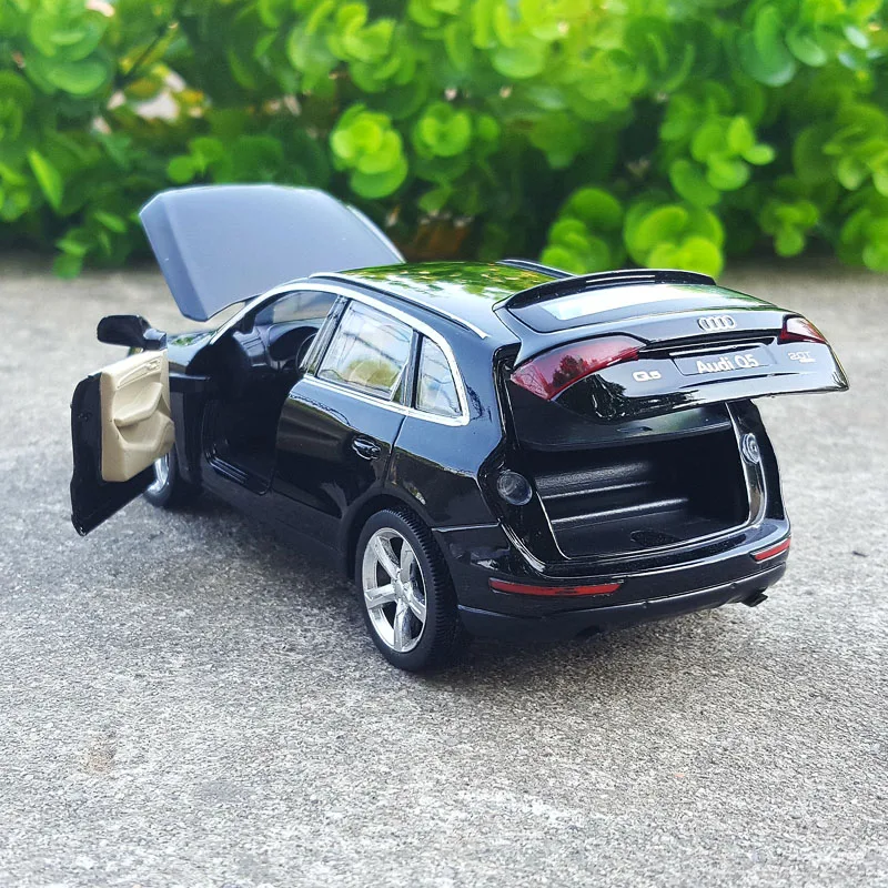 Модель автомобиля AUDI Q5 SUV 1:32 из сплава Литые и игрушечные автомобили
