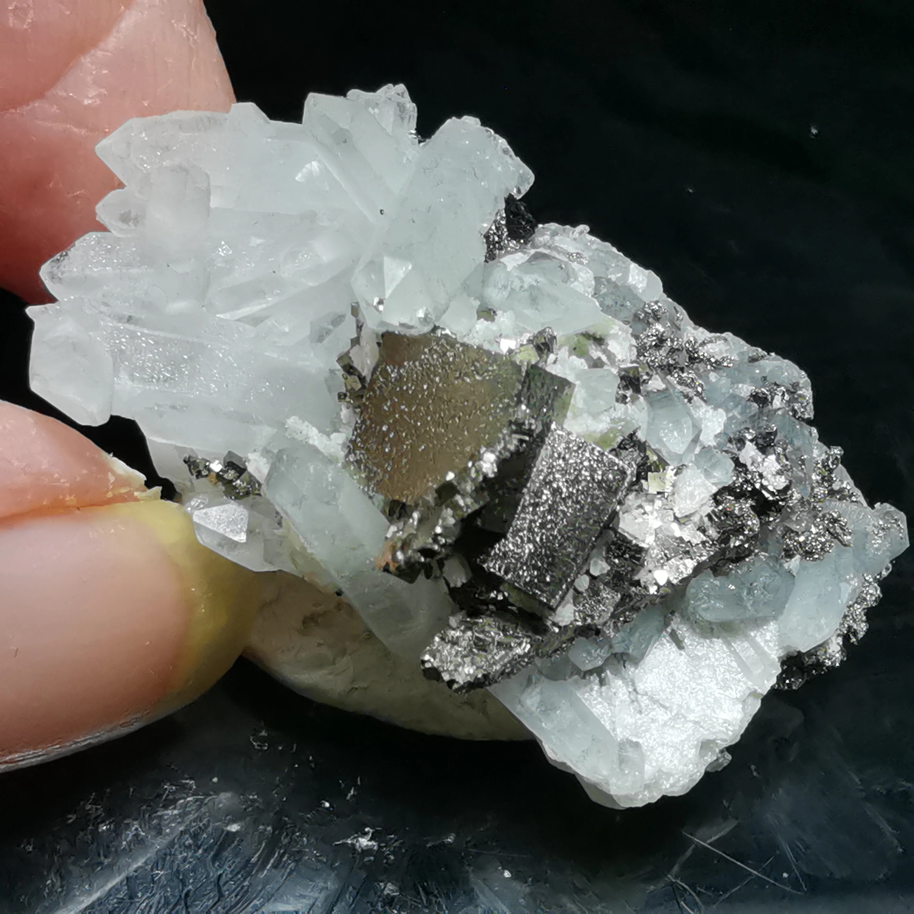 

8.4gNatural white crystal cluster and brass intergrowth quartz mineral can be used as home decoration QUARTZ GEM