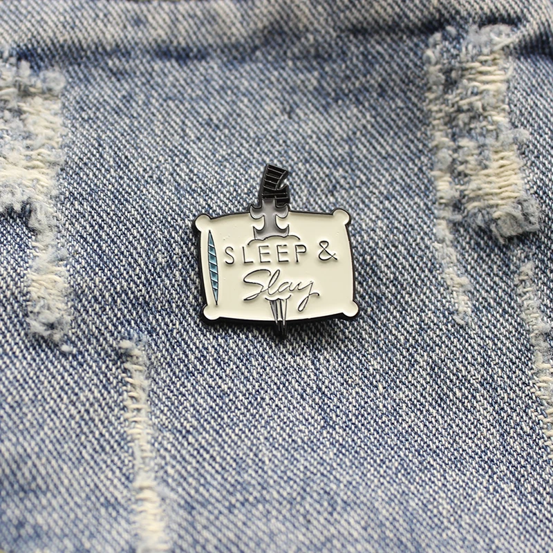 Жуткая эмалированная брошь с кинжалом &quotSLEEP &amp slay&quot через кровать