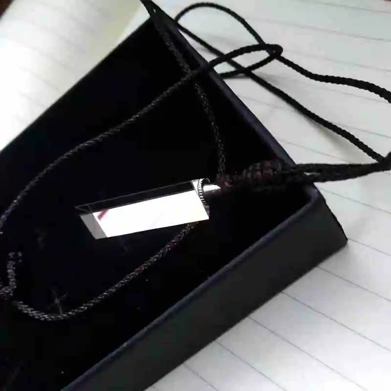 Треугольная призма с подвеской можно взять ожерелье мобильной фотографией дети