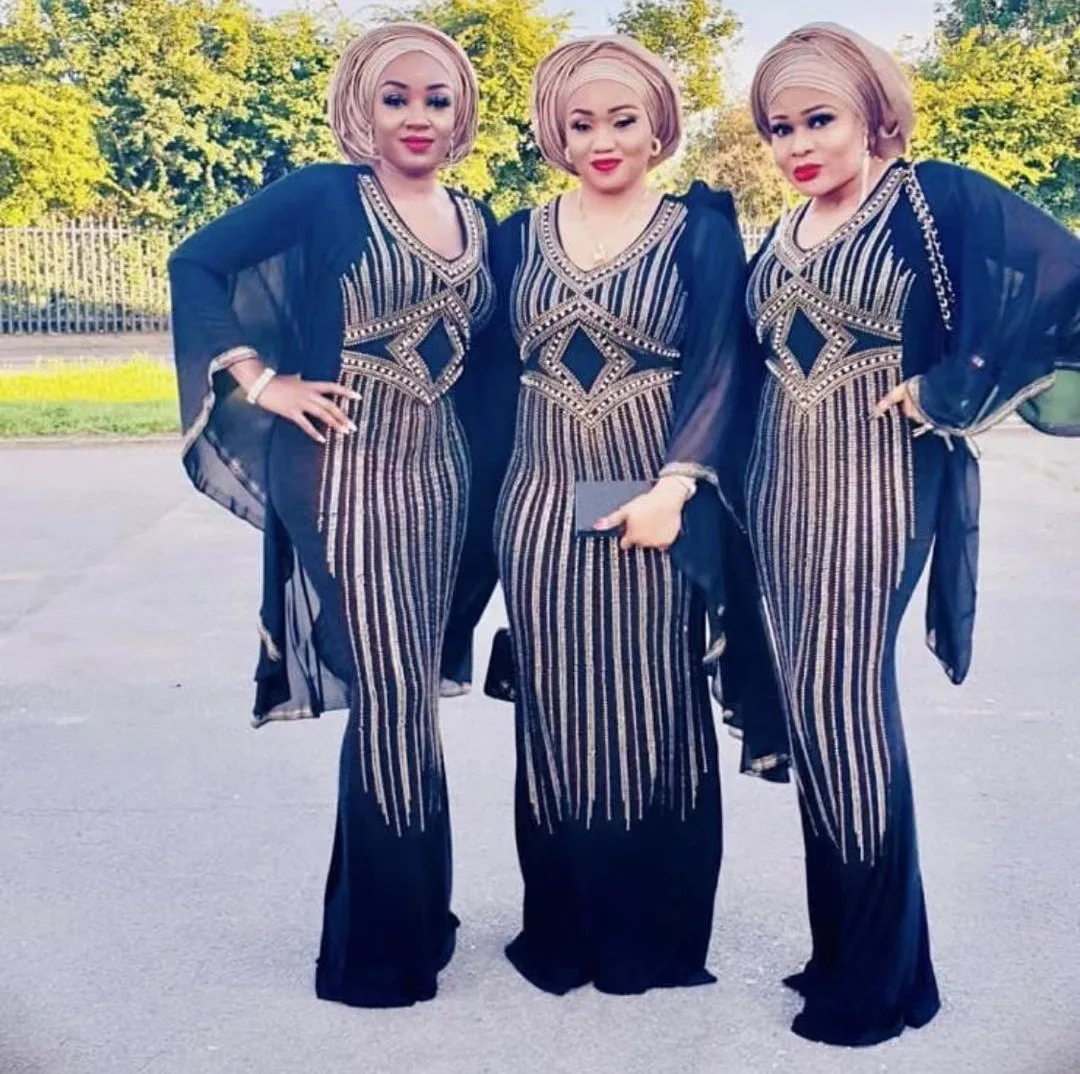 Женское платье с длинным рукавом украшенное стразами и бусинами в европейском