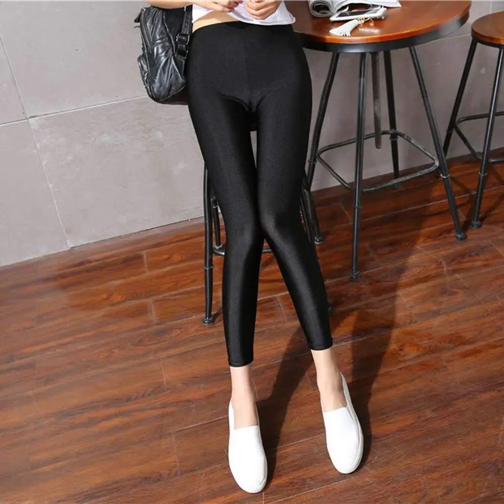 Женские легинсы эластичные блестящие в строгом стиле черные для фитнеса J30 |