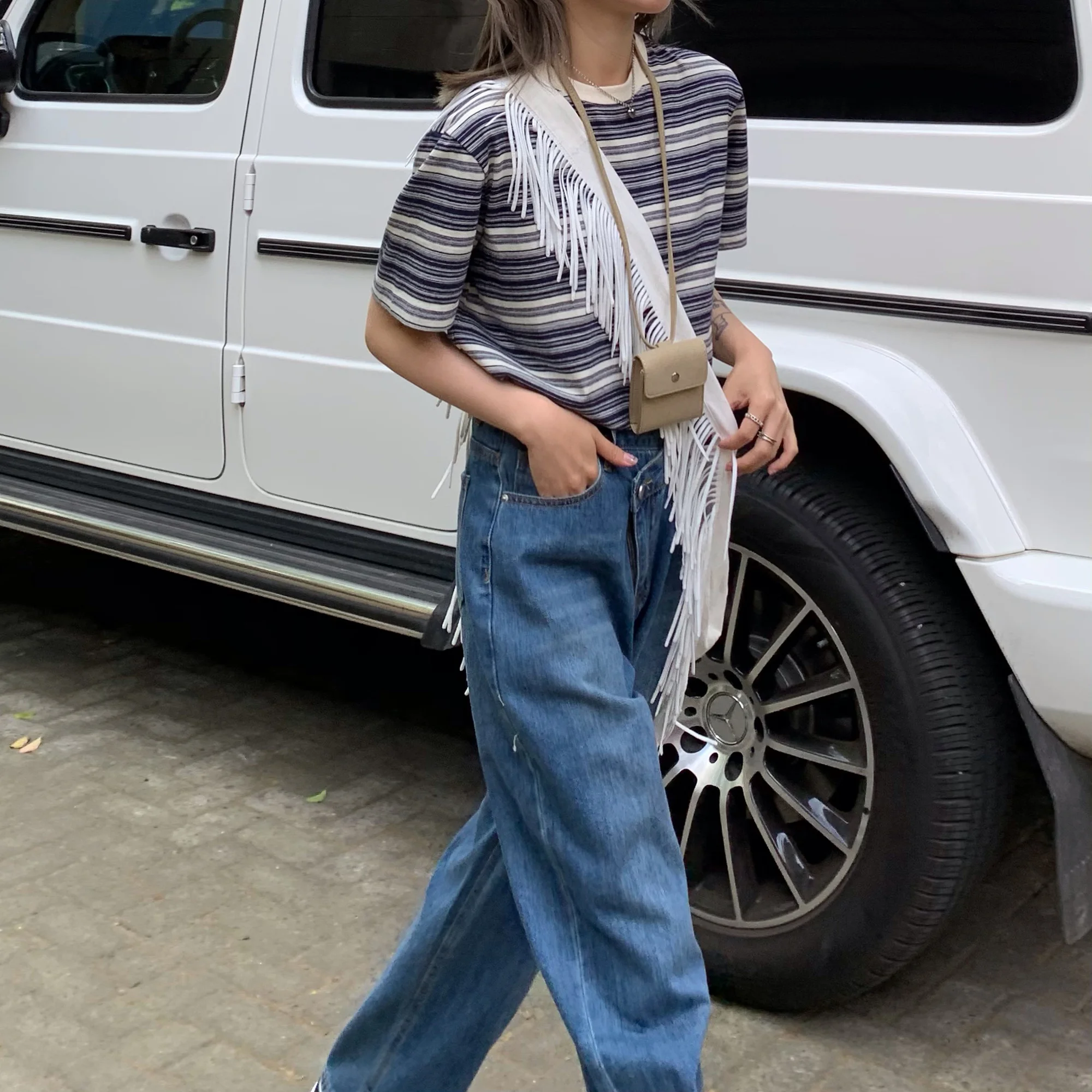 Джинсовые брюки небольшого размера потертые темно-синие джинсы женские