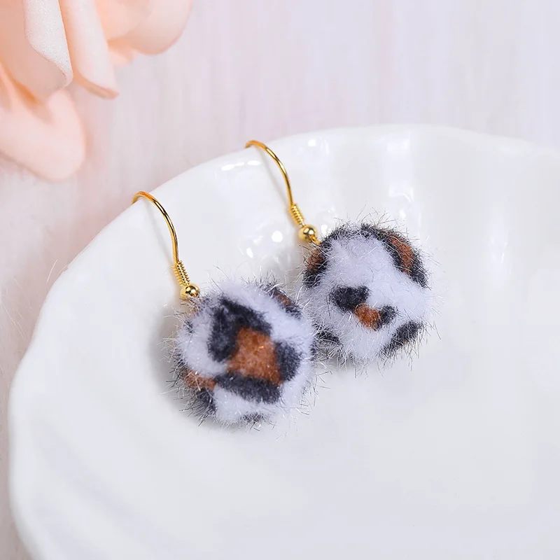 Fashion Short Drop Earrings for Women Girl Leopard Simple Hair Ball Models Dangle Earring Party Charm Jewelry Gifts Brincos - Окраска металла: LeopardWhite