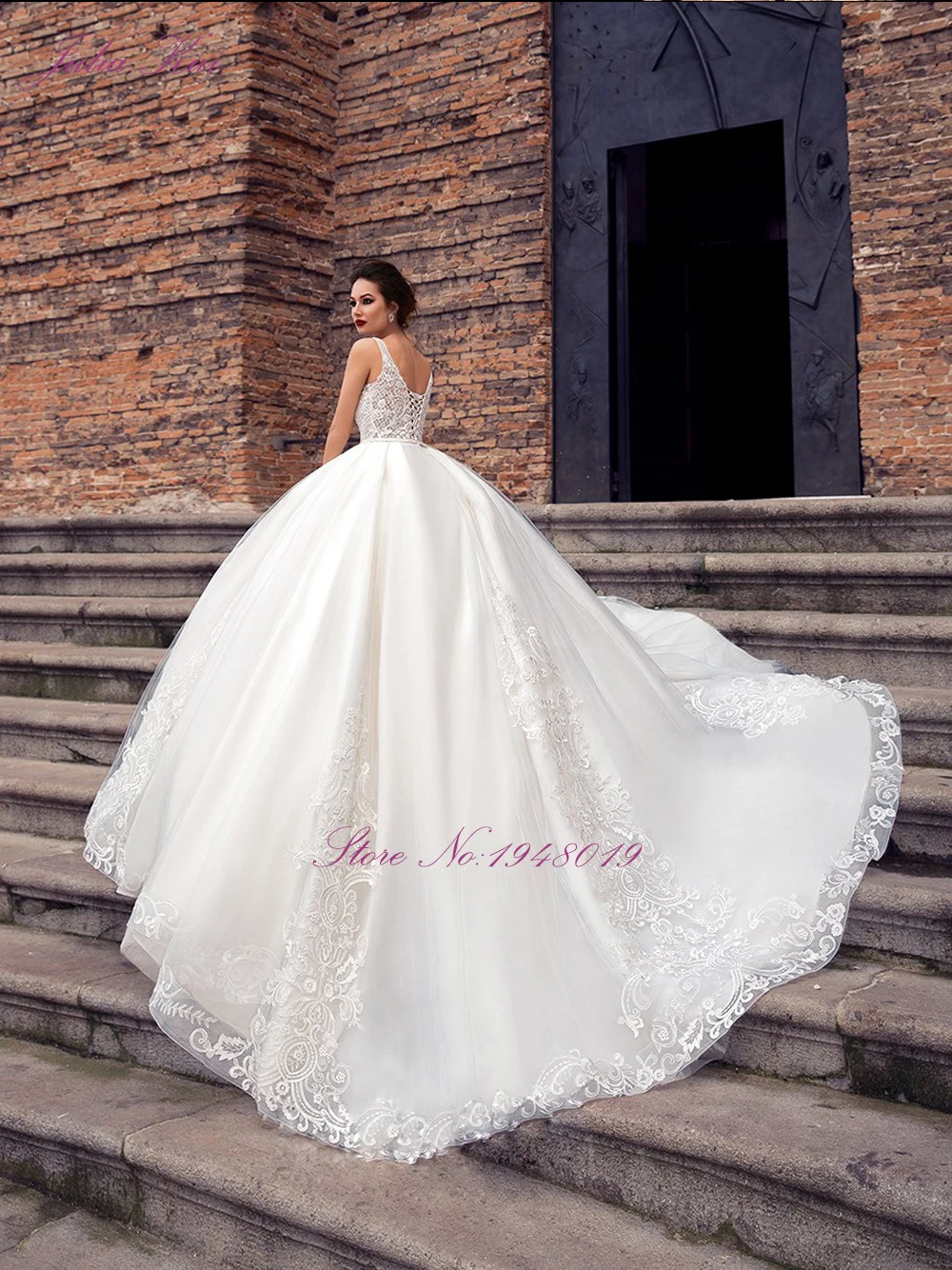 Julia Kui Square Neckline Luxury Ball Gown Wedding Dresses With Delicate Gird Lace Lace Up Wedding Gown
