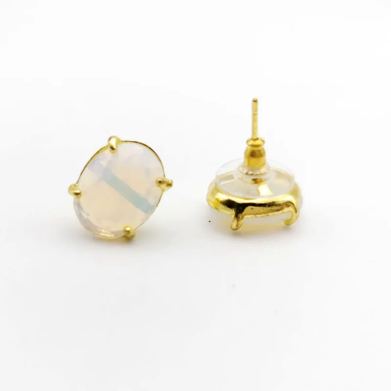 Серьги-гвоздики овальной формы с натуральный серебристый цвет камнем ограненные