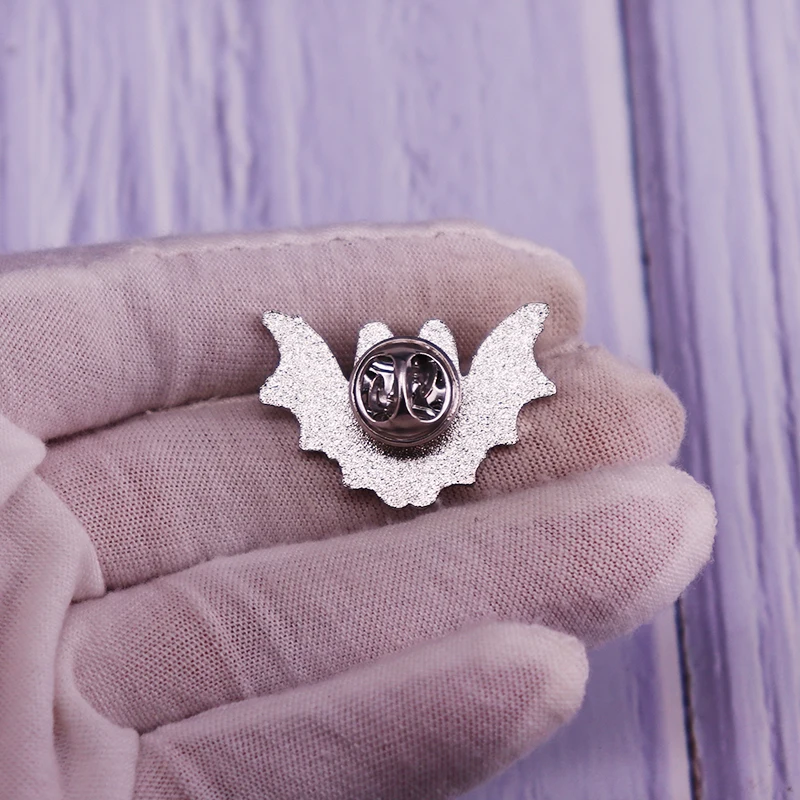 Булавка Twinkle Baby Bat с эмалью, блестками и изображением ведьмы, луны и кота - милый и страшный подарок в готическом стиле на Хэллоуин.